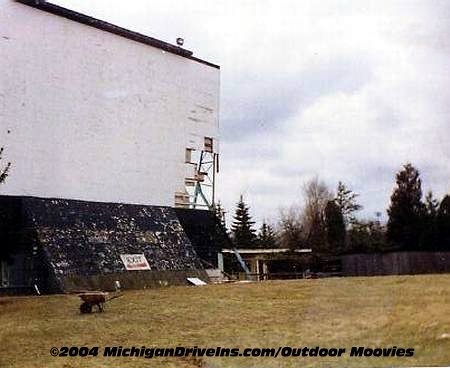 Crest Drive-In Theatre - Crest Screen 1990 Courtesy Darryl Burgess-Outdoor Moovies (newer photo)